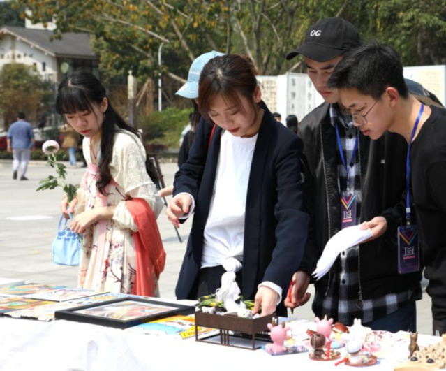 审美意象使学生在美的熏陶中天然生发对真善美的向往 审美意象使学生在美的熏陶中天然生发对真善美的向往