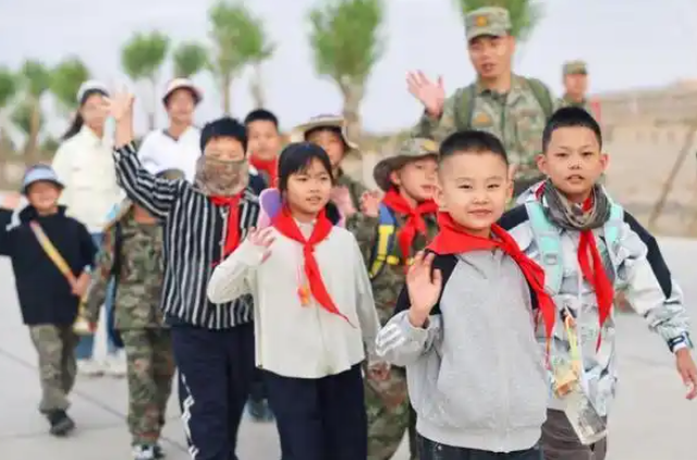 孩子们走进兵营沉溺式体会军旅日子淬炼钢铁毅力