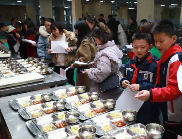 簇新途上标注着对应班级学生下车后便可沿着专属通道直达学校 簇新途上标注着对应班级学生下车后便可沿着专属通道直达学校