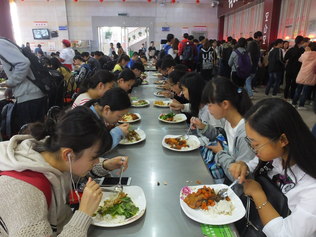 食堂自营变革落地学校之一初高中两个学段实施错峰就餐
